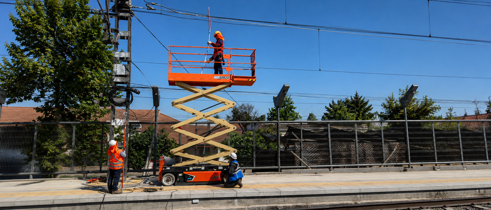 Plataforma elevadora tijera en operación durante trabajos en altura.
